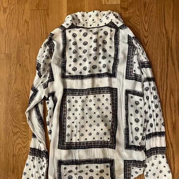 Free People Voile Little Secrets Shirt Womens Sz M White Blue Print Button Front - Picture 2 of 3